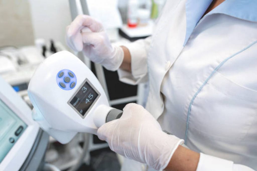 beautician cleaning and sterilizing equipmet before using it