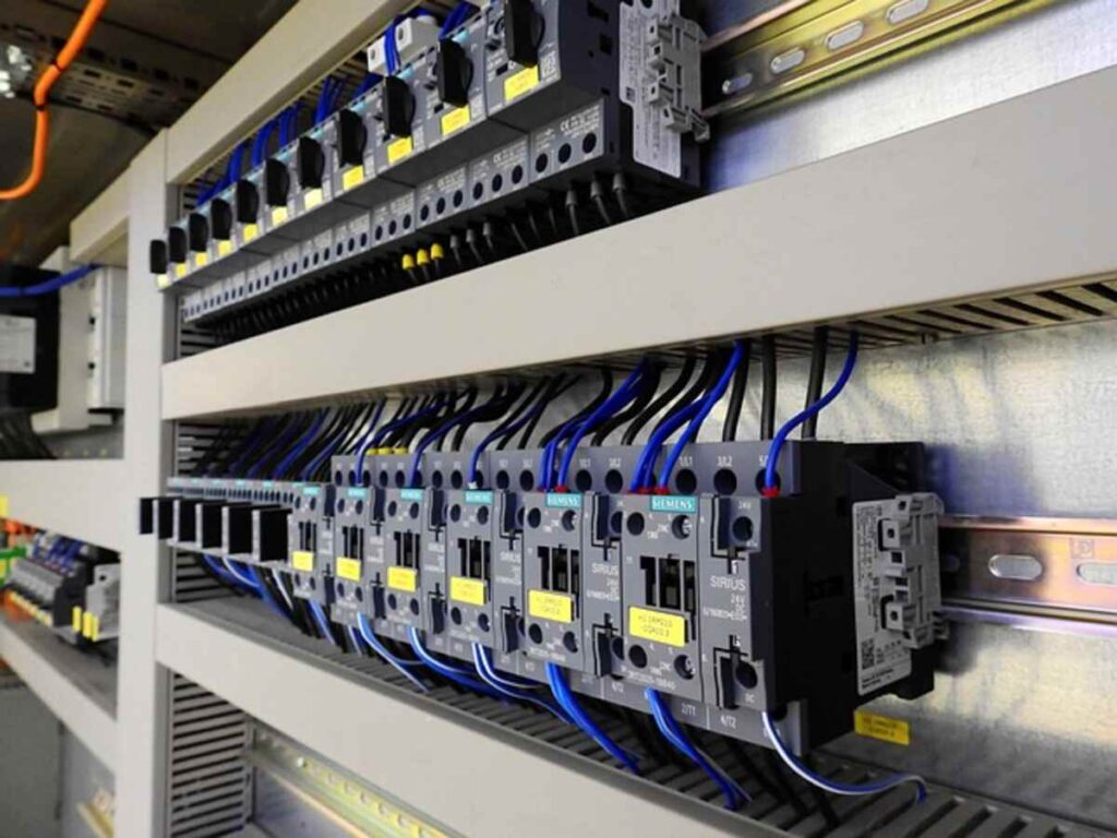 بررسی کامل PLC زیمنس از سری S7 1200 تا S7 400؛ انتخاب بهترین گزینه برای اتوماسیون صنعتی
