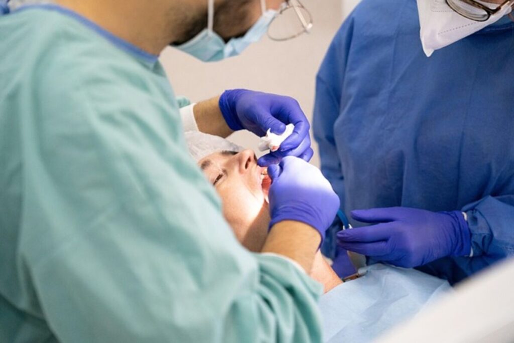 farsi i denti in Albania